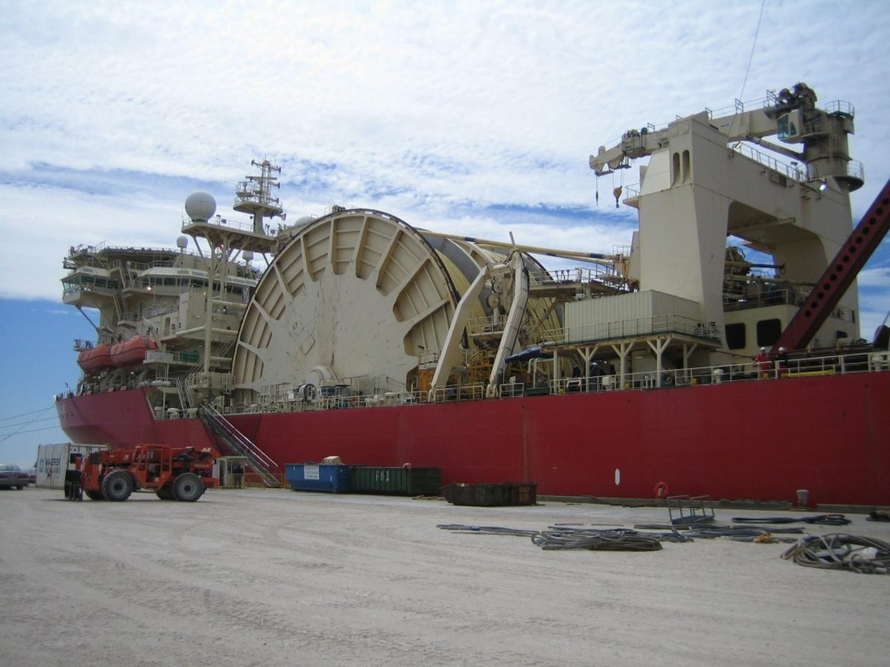 Offshore pipelay vessel at a spoolbase quay